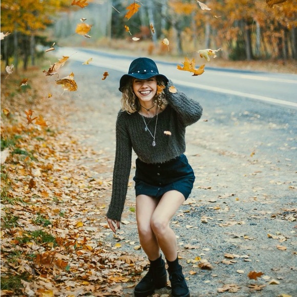 Meet your Posher, Gabriella - Picture 2 of 4